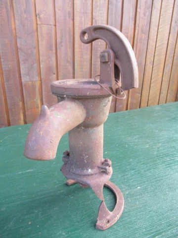 Antique Cast Iron Hand WATER PUMP Has Old Finish 17" high DECORATION Cover