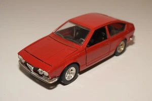 A20 1:24 BBURAGO BURAGO 136 0136 ALFA ROMEO ALFETTA GT ROJO CASI COMO NUEVO - Imagen 1 de 7