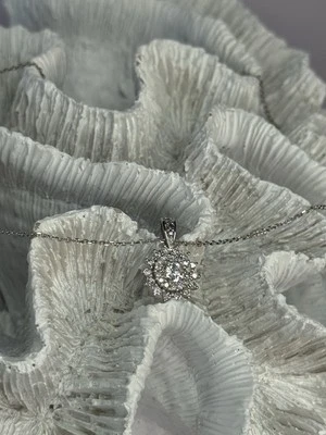 14K WHITE GOLD DIAMOND FLOWER 0.85 CARAT NECKLACE LENGTH 18 INCH - Image 1 of 4