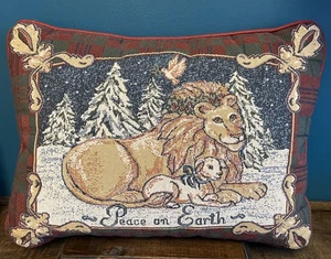 Hermoso Tapiz “Paz en la Tierra” Almohada León y Cordero 16” X 12” ~ Usado en Excelente Condición - Imagen 1 de 5