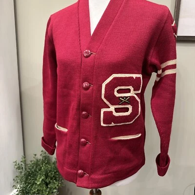 Suéter cardigã vintage anos 60 Octonek Knitting Co Seattle Letterman, Borgonha - Imagem 1 de 4