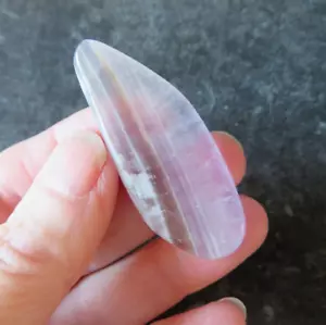 BEAUTIFUL CHEVRON AMETHYST (8.3 grams / 47 mm) SLICE OR FLAT STONE (E10) - Foto 1 di 7