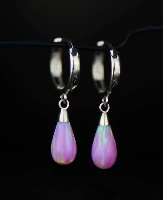 Pendientes de aro Huggie colgantes de ópalo de oro blanco de 14k Foto 1 de 2