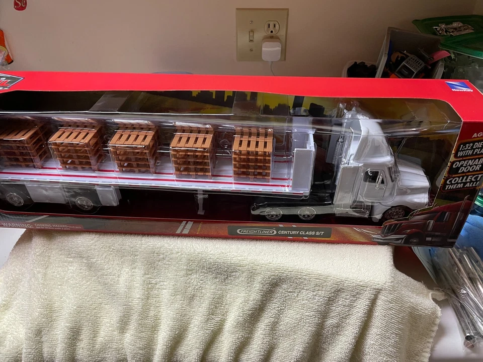 1/32 NEW RAY  WHITE FREIGHTLINER CENTURY CLASS SEMI # B 638 - Image 1 of 1