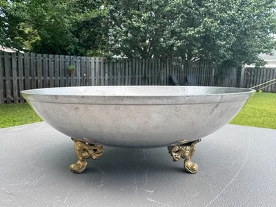 Cuenco redondo decorativo de aluminio grueso vintage de 12" con 3 pies neoclásicos de latón Foto 1 de 4