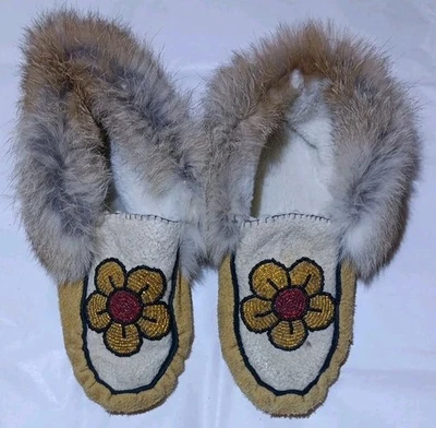 Zapatillas mocasines de gamuza y piel de conejo florales con cuentas a mano nativos americanos Foto 1 de 4