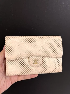 Cartera acolchada perforada beige Chanel Foto 1 de 4