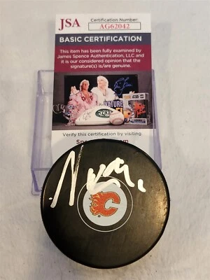 Disco de llamas firmado por Nazem Kadri certificado de autenticidad JSA Foto 1 de 2