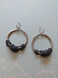 Vintage Ohrringe Creolen silberfarben Metall gehämmert schwarz Neopren Gummiringe - Bild 1 von 5