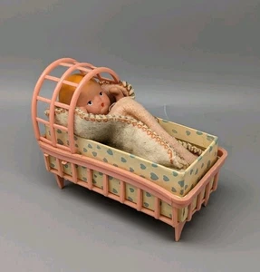 Vintage Composition Storybook Baby In Pink Plastic Crib Miniature Doll Nancy Ann - Picture 1 of 7