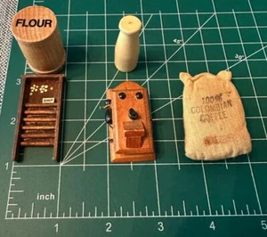 #27 Vintage deutsches Puppenstubendekor Holz antikes Telefon, Waschbrett, Mehl + Kaffee - Bild 1 von 8
