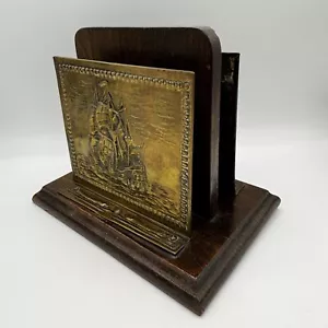 Porta lettere scrivania vintage nautica legno teak e ottone goffrato motivo navi galeone - Foto 1 di 8