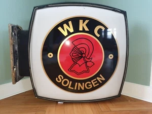 WKC © Auslegerschild Schild Werbung Außenwerbung Alt Wandhalterung Ritterhelm - Bild 1 von 5