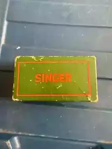 Vintage SINGER Nähmaschinenteile Konvolut, mit Papierkarton, Nadel etc. R6 - Bild 1 von 3