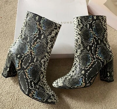 ¡NUEVO EN CAJA! Bota china de media pantorrilla de piel de serpiente sintética Koraline de lavandería, negra blanca azul, 7 Foto 1 de 4