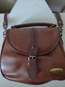 Bolso de hombro de cuero sintético Liz Claiborne bronceado oscuro vintage - Imagen 1 de 9