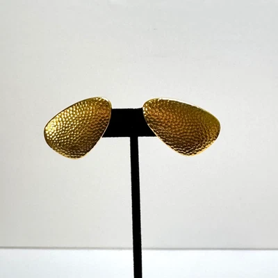 Pendientes Clip Monet Vintage Martillado Texturizado Triángulo Diseño Tono Dorado Foto 1 de 4