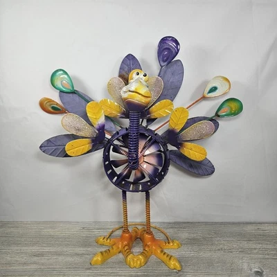 Escultura de metal elástico pavo real Zany arte de patio púrpura amarillo 15" de alto Foto 1 de 4