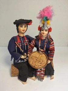 Vintage North Thai Dolls. Couple Sitting On A Log. Very Detailed And Ornate. - Picture 1 of 9