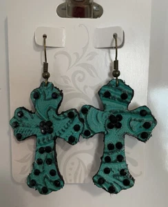 Orecchini a croce finta pelle verde acqua con strass in vetro nero. - Foto 1 di 4