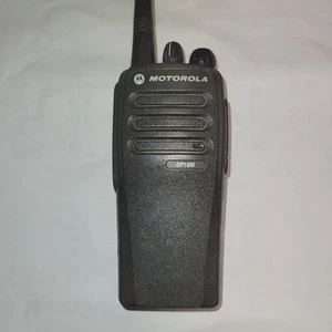 Motorola DP1400 VHF Handfunksprechgerät - Afbeelding 1 van 4