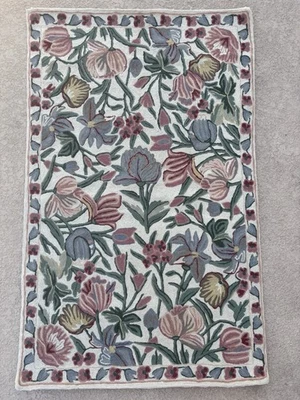 链针地毯百合花刺绣羊毛脸 36x22 英寸印度手工缝制 — 第 1/4 张图片