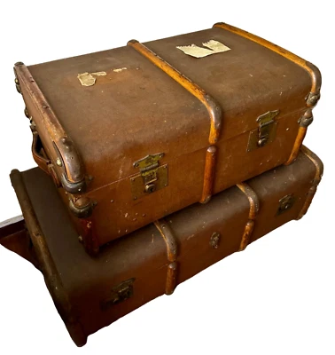 Pair of Antique Bentwood  Steamer Trunks with Leather Handles Foto 1 de 4