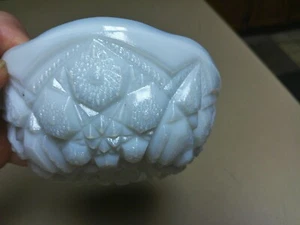 VINTAGE MCKEE PRES CUT MILK GLASS BOWL QUINTEC PATTERN LIGHT SCALLOPED RIM - Picture 1 of 5