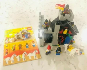 LEGO 6067 Guarded Inn from 1986 100% Complete w/ Manual, No Box, Excellent cond! - Picture 1 of 12