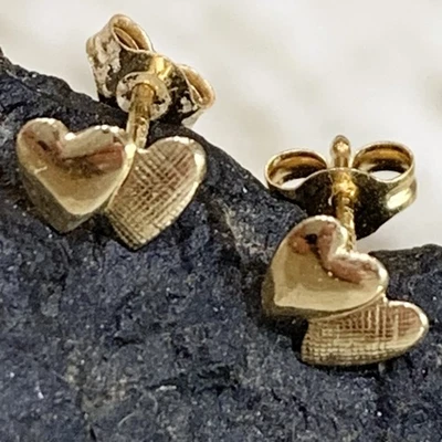 Pendientes Doble Corazón Oro Amarillo Sólido 14K .25gr Delicada Textura Brillante 5mm Foto 1 de 4