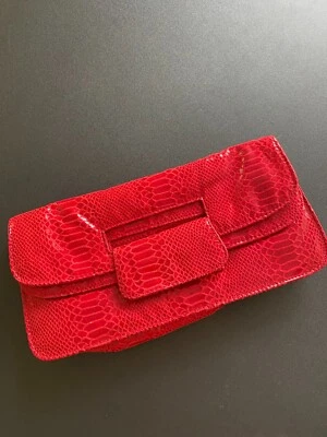 Cartera sin asas convertible Melie Bianco roja de piel de serpiente elegante minimalista Foto 1 de 4