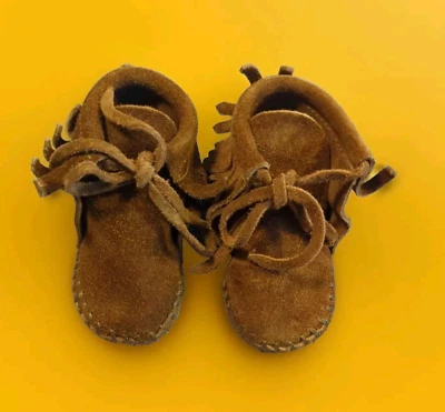 Minnetonka шнурует вверх коричневый кожаный Baby мокасины размер 2 туфли винтажный предварительно любимый - Изображение 1 из 4