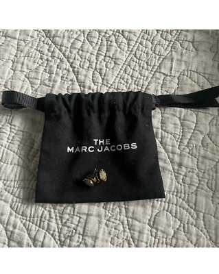 Pendiente medallón Marc Jacobs tono dorado. ¡Ver descripción! Foto 1 de 3