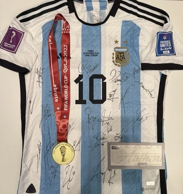 Lionel Messi Trikot Handsigniert WM Kader Komplett Zertifiziert & Medaille - Bild 1 von 4