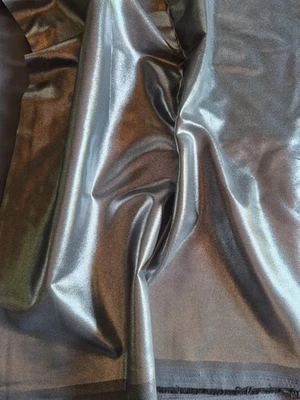 TELA DE POLIÉSTER GRIS PLATA BRILLANTE METÁLICO SIN ELÁSTICO CEPILLADO POR DENTRO POR YARDA Foto 1 de 4