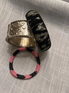 3 BRACCIALI, MAGLIA TONO ARGENTO, TESSUTO NERO E ARGENTO, MICRO PERLINE - Foto 1 di 2