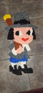 Vintage 1970er geschmolzen Kunststoff Popcorn Wanddekoration Pilger Junge 21" groß - Bild 1 von 4