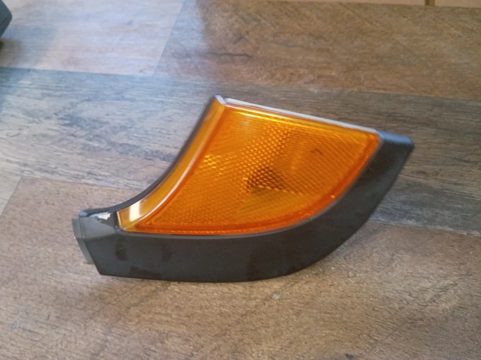 2006 - 09 Saab 9-5 LEFT / Driver Corner Marker Light Lamp  89101507 - Image 1 of 4