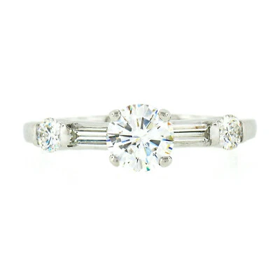 18k White Gold Round Brilliant & Baguette Cut Diamond Solitaire Engagement Ring - Image 1 of 4