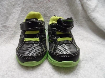 Zapato deportivo para niños pequeños negro y neón limón de Garanimals talla 3 Foto 1 de 4