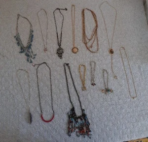 Vintage Auswahl an Kostümschmuck, alle verschiedenen Stile Halsketten & Armband - Bild 1 von 17