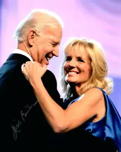 JILL BIDEN SIGNIERTES AUTOGRAMM 8X10 FOTO - TANZEN MIT JOE AUF DEM ERSTEN BALL ACOA - Bild 1 von 2