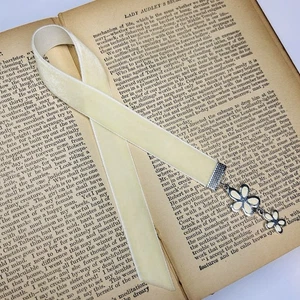 Handmade Velvet Bookmark Repurposed Vintage Jewelry One of a Kind Bookish Gift - Imagen 1 de 3