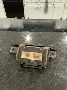 Nos 1971-1973 Mustang 351-C Convertible RH Motor Mount D1ZZ-6038-B - Picture 1 of 5