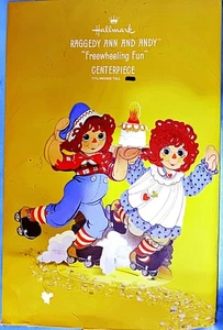 Vintage Hallmark Rollerskating Raggedy Ann & Andy "Freewheeling Fun" Herzstück Neu aus altem Lagerbestand - Bild 1 von 3