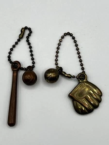 Menge 2 Vintage 1960-70er Baseball Schlüsselanhänger Handschuh, Schläger & Baseball Anhänger - Bild 1 von 5