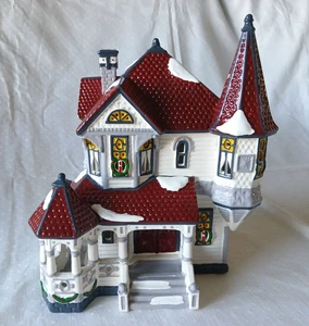 Casa iluminada victoriana reina Ana Navidad pueblo nieve Department 56 en caja - Imagen 1 de 6