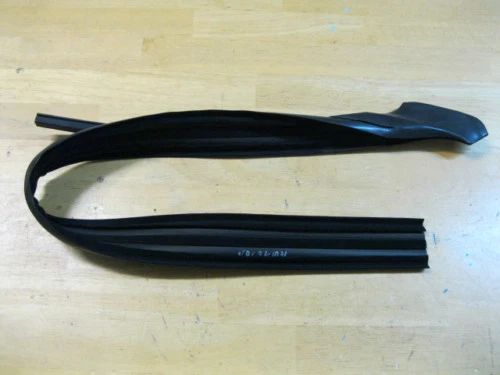 Marco de puerta derecho Ferrari F50 goma, # 64155400 Foto 1 de 1