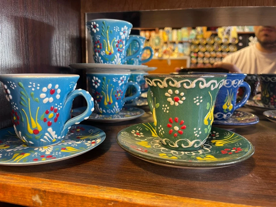 Tazas y platillos de café de cerámica turca hechos a mano - Diseño floral colorido Foto 1 de 3