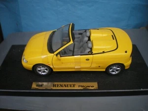 1/18 Renault Megane cabriolet phase 1 jaune 1995 - 1999 Neuf socle Anson - Foto 1 di 7